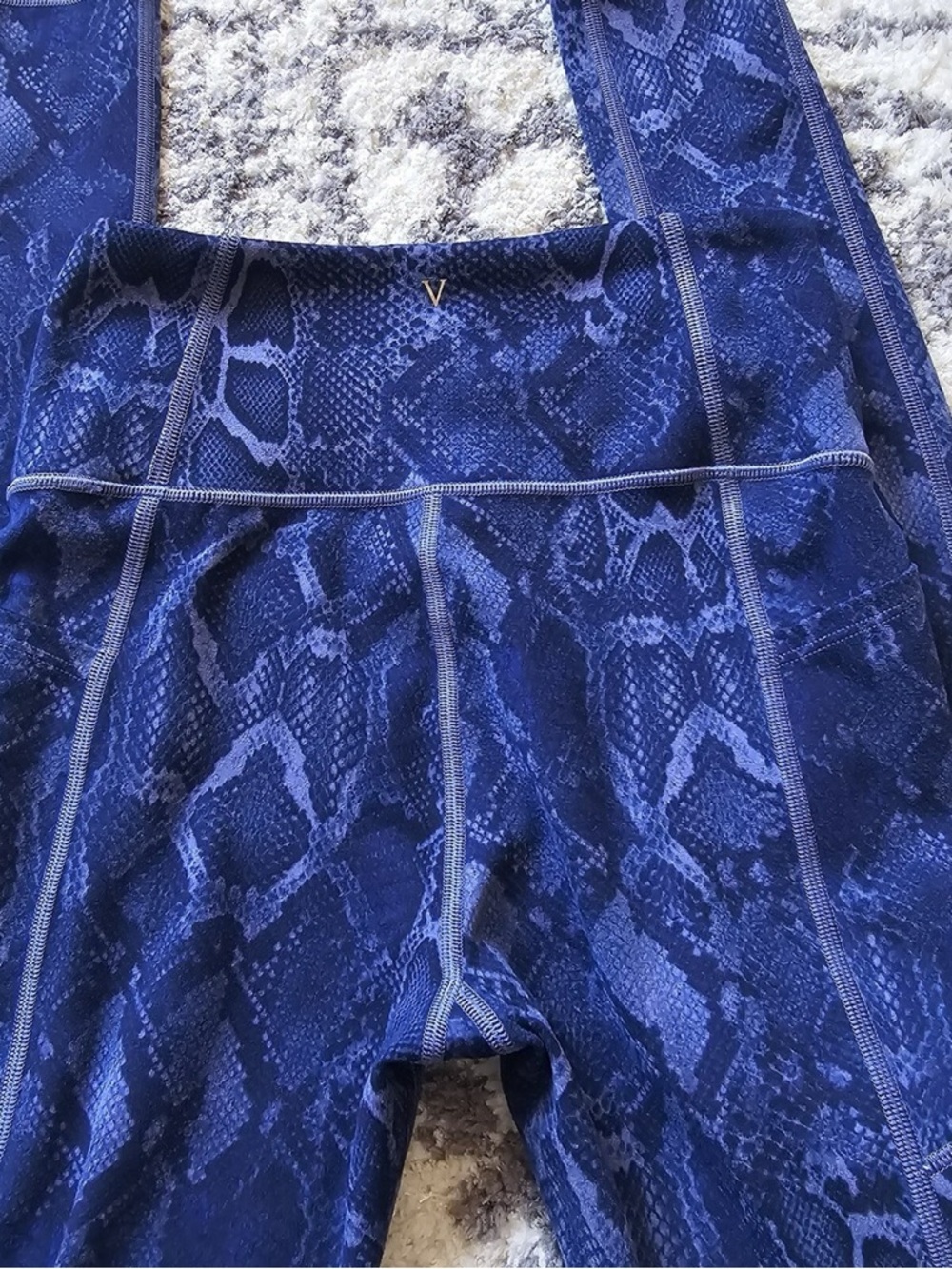 Victoria’s Secret Flow On Point Blue Snakeskin Leggings High Rise with Pockets - Picture 3 of 4